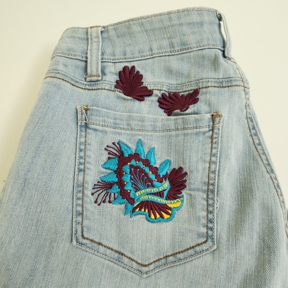 ROCAWEAR Women's Size 9 Light Wash Embroidered Blue Jeans - Picture 1 of 7